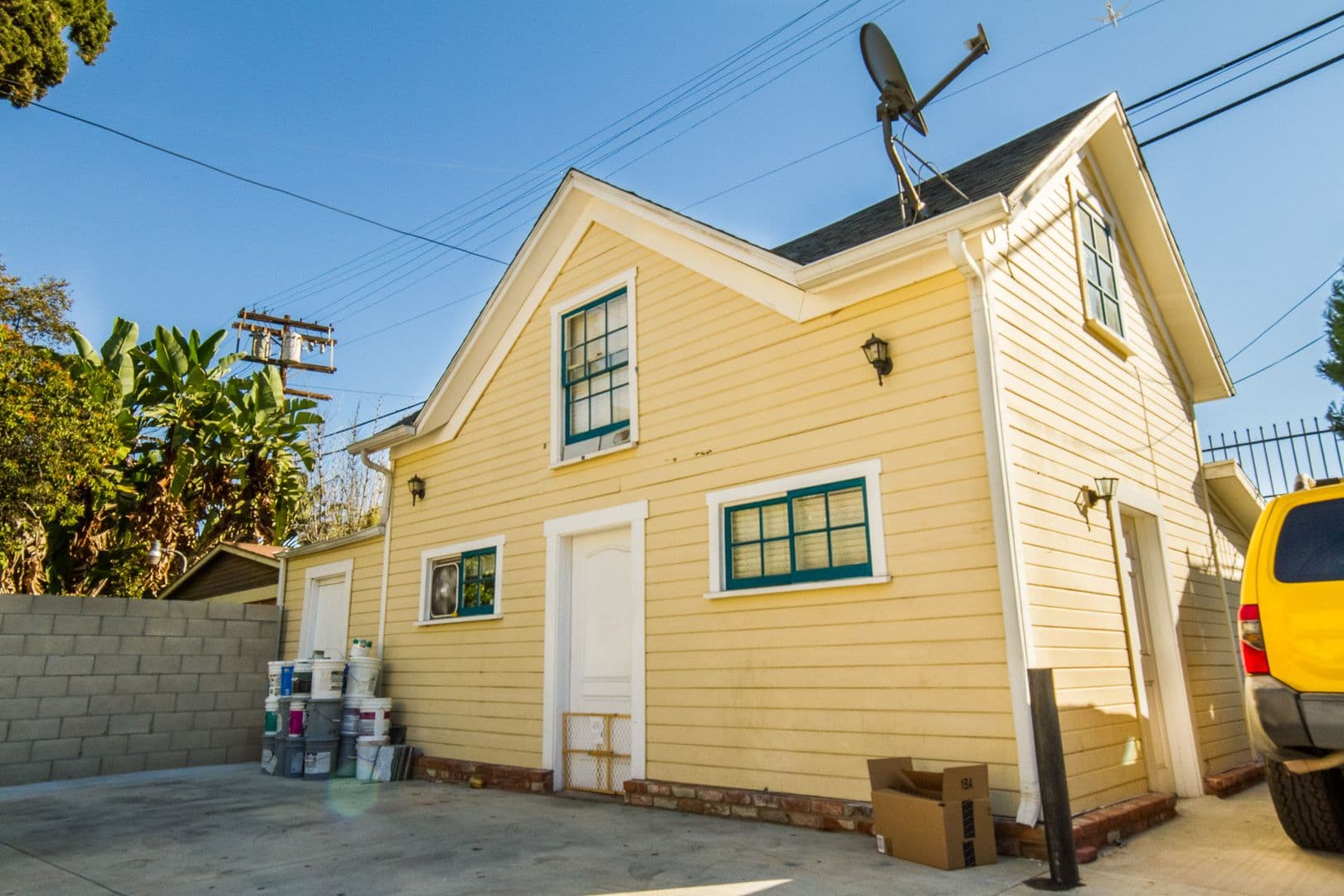 Los Angeles Apartment: 2712 Menlo Ave