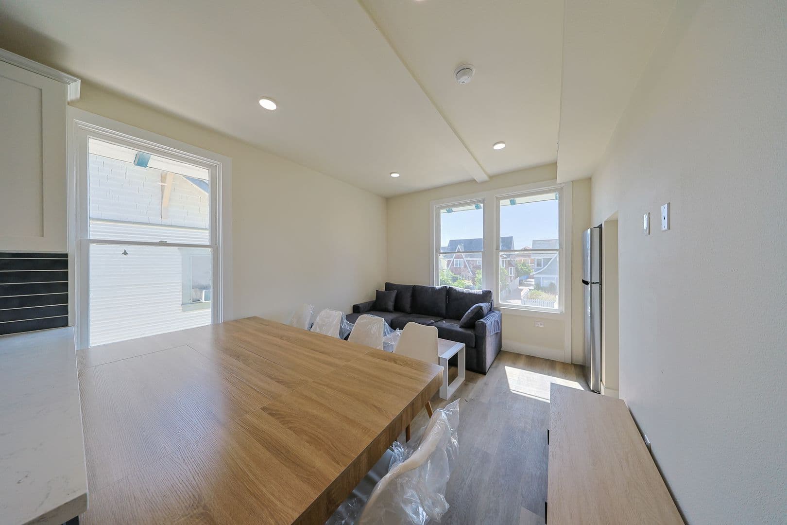 Los Angeles Apartment: 2712 Menlo Ave