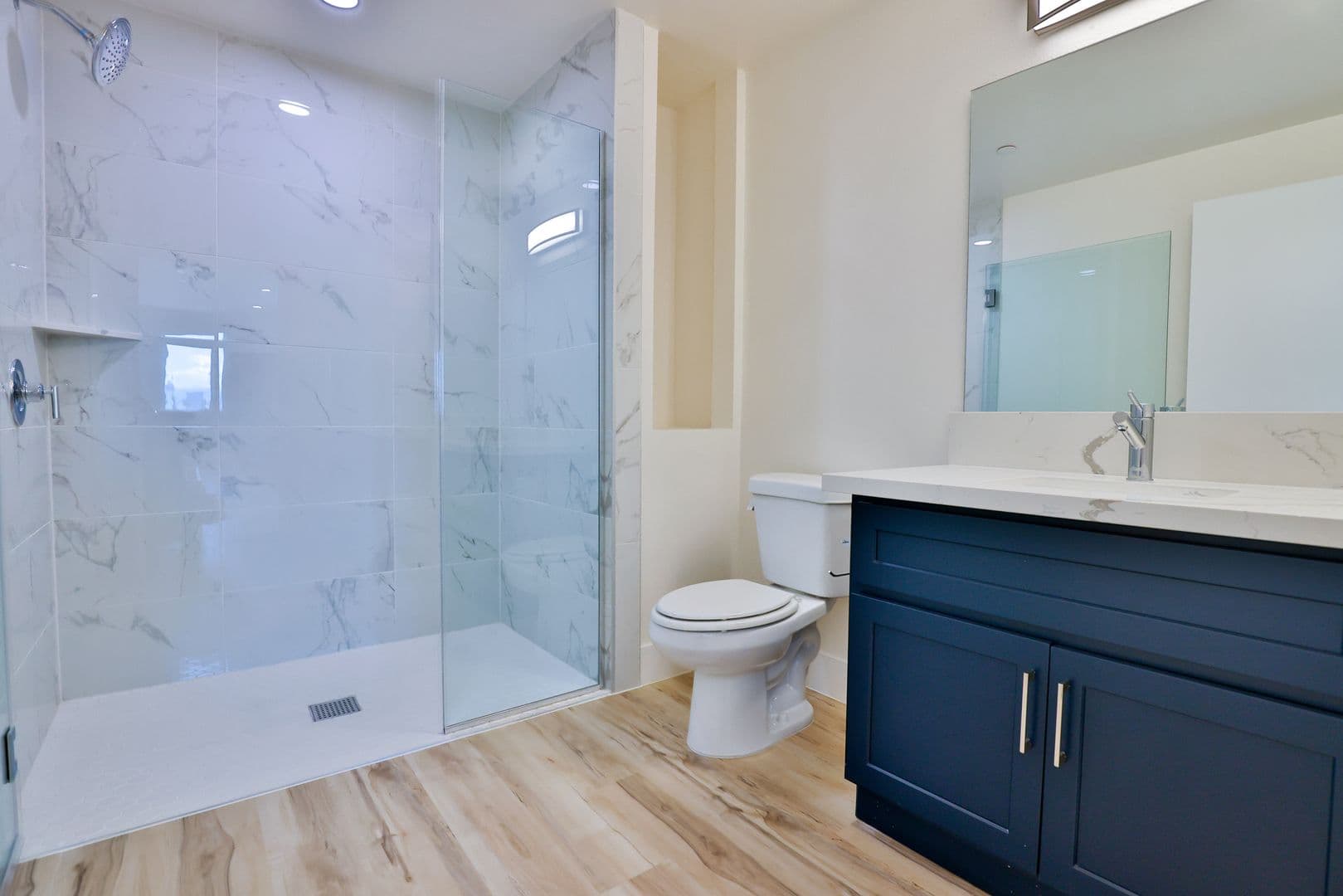 Los Angeles Apartment: 1421 W Adams Blvd