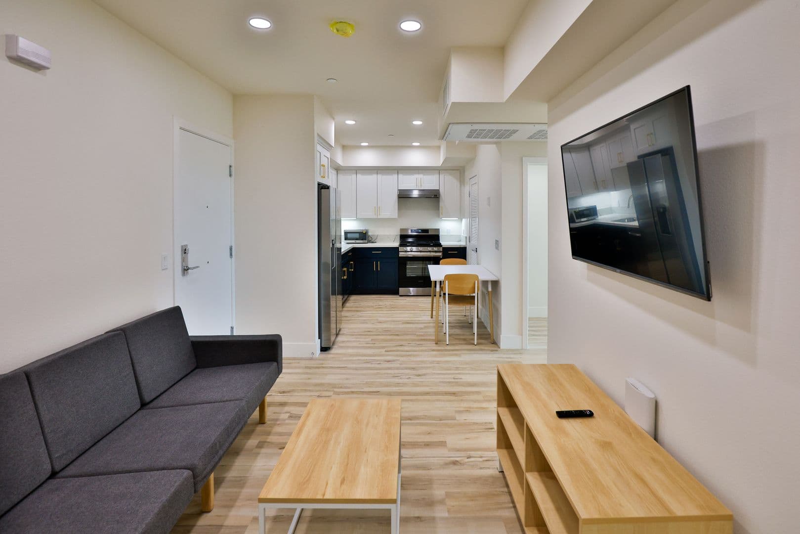 Los Angeles Apartment: 1421 W Adams Blvd
