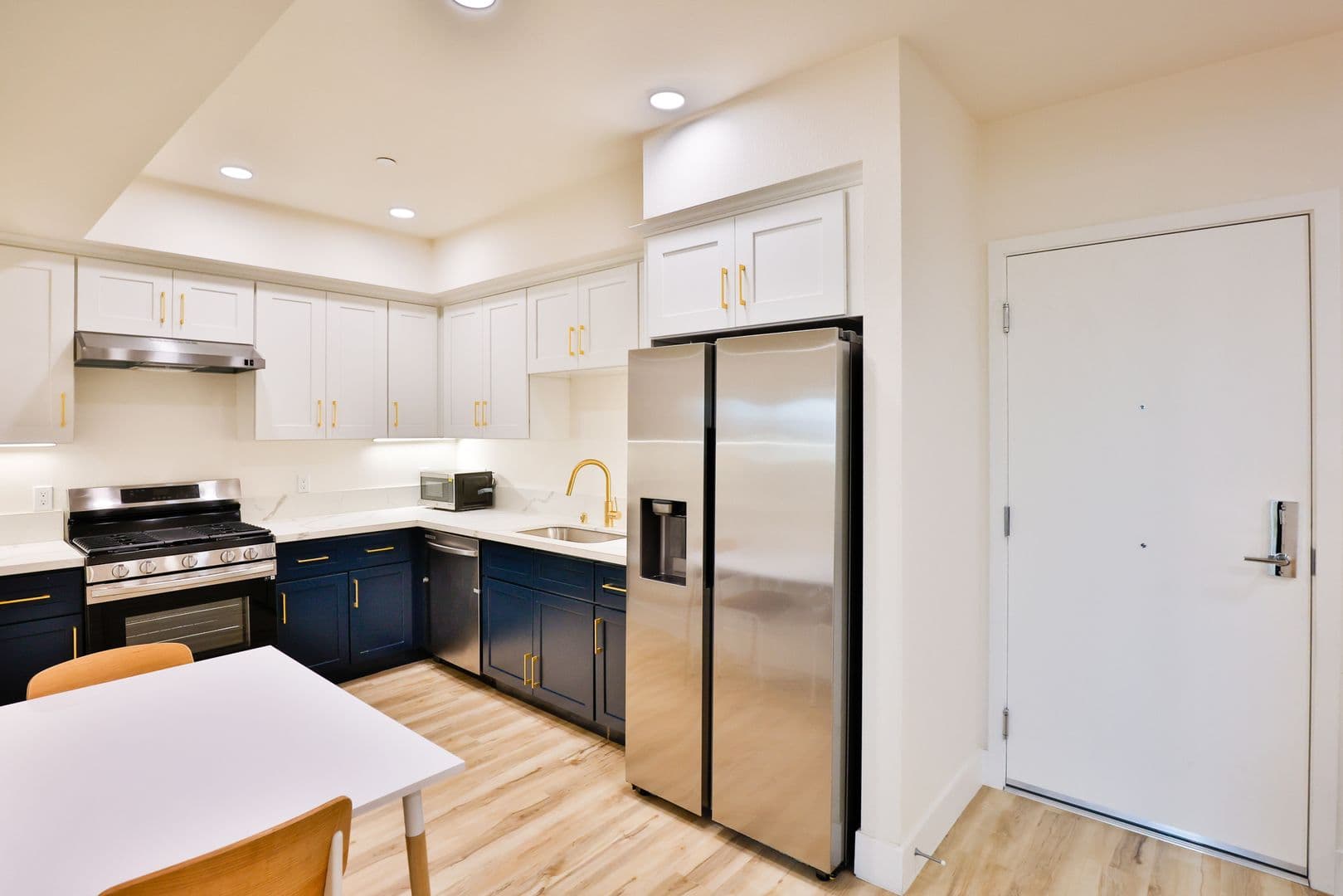 Los Angeles Apartment: 1421 W Adams Blvd