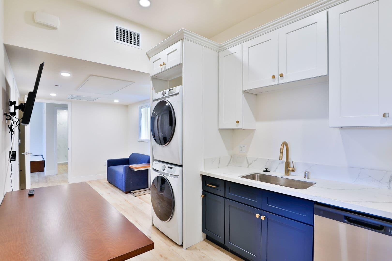 Los Angeles Apartment: 1073 Exposition Blvd