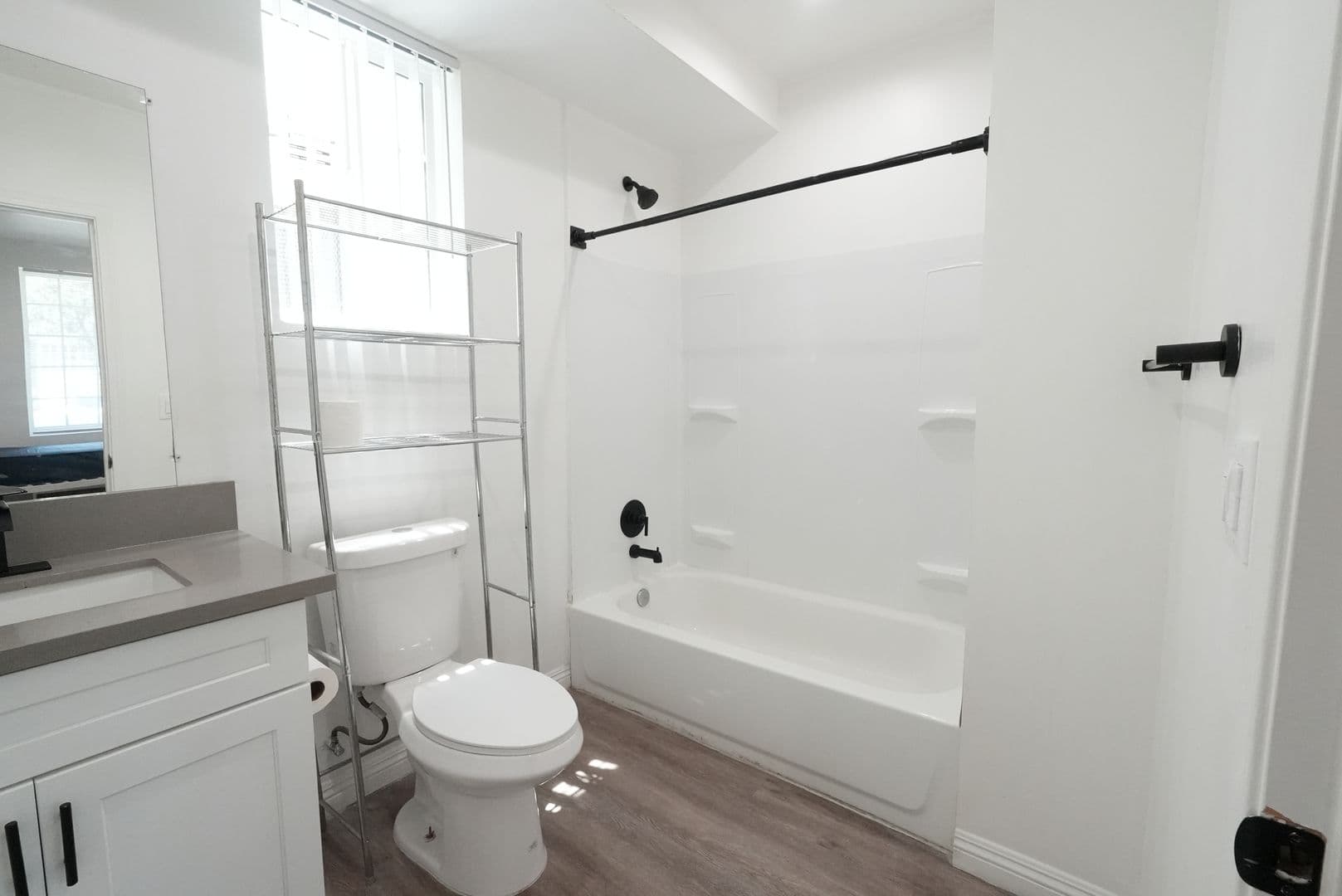 Los Angeles Apartment: 668 W 28th St