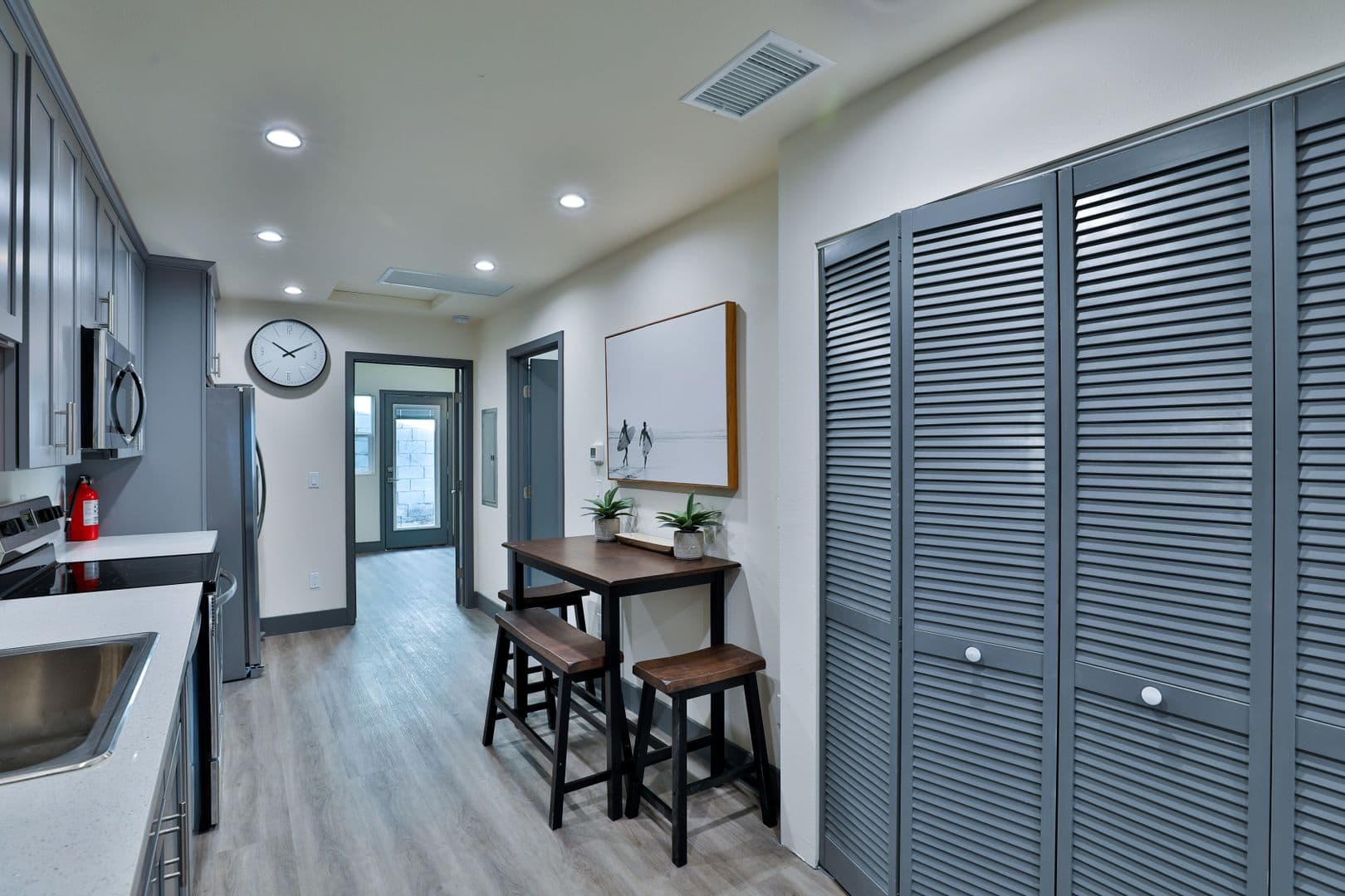 Los Angeles Apartment: 2811 Menlo Ave