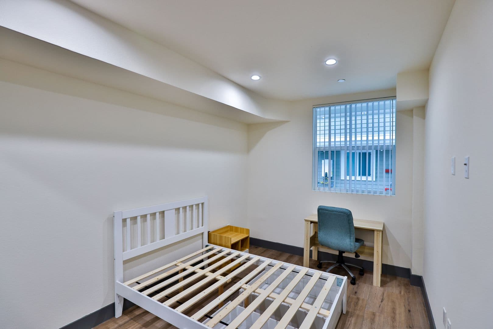 Los Angeles Apartment: 1180 W 37th Pl