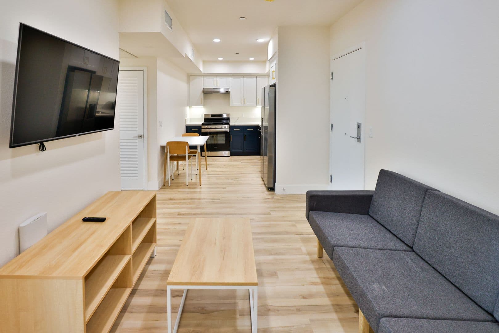 Los Angeles Apartment: 1421 W Adams Blvd