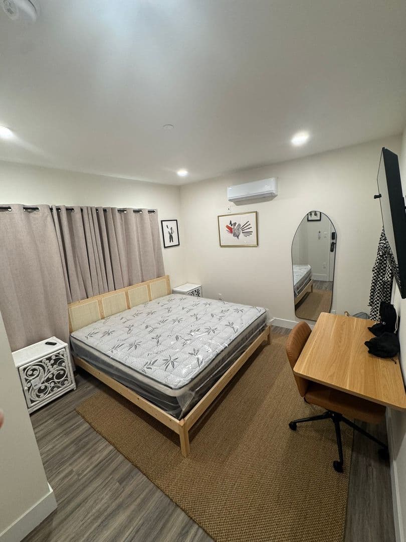 Los Angeles Apartment: 1310 S Gramercy Pl