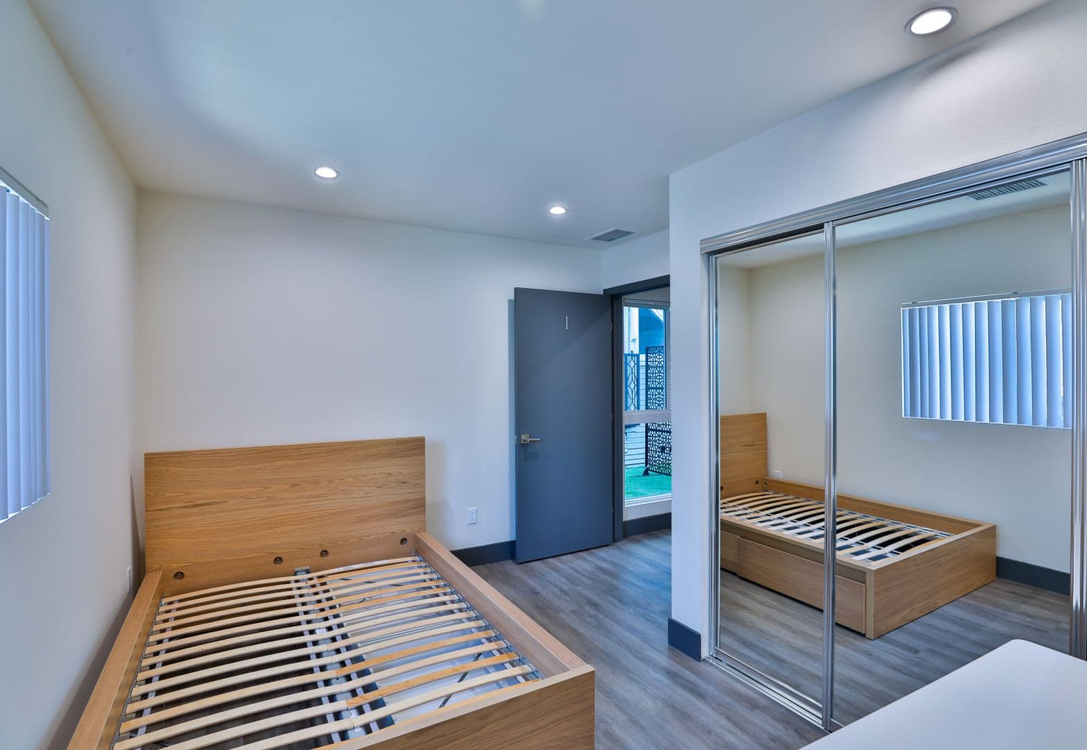 Los Angeles Apartment: 2811 Menlo Ave