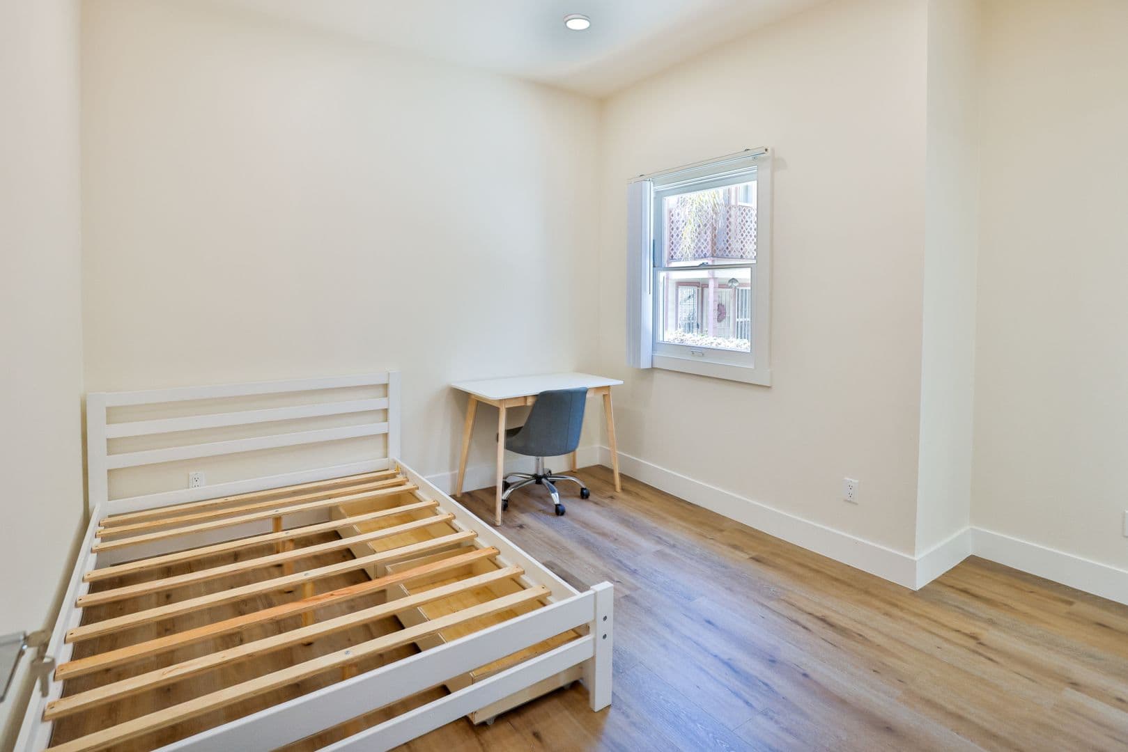 Los Angeles Apartment: 1426 W 27th St