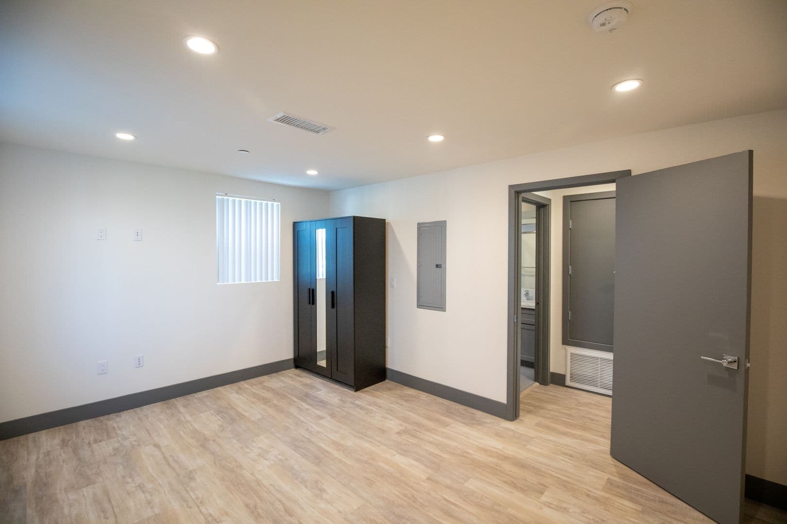 Los Angeles Apartment: 2684 Orchard Ave