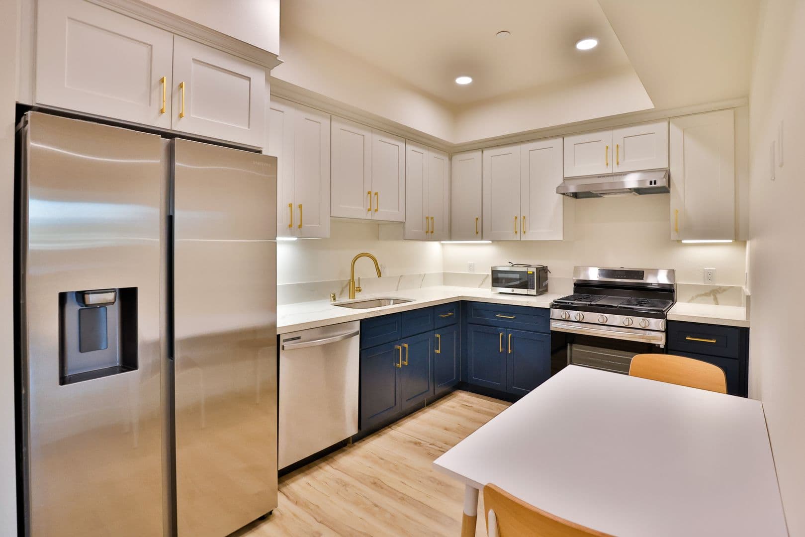 Los Angeles Apartment: 1421 W Adams Blvd