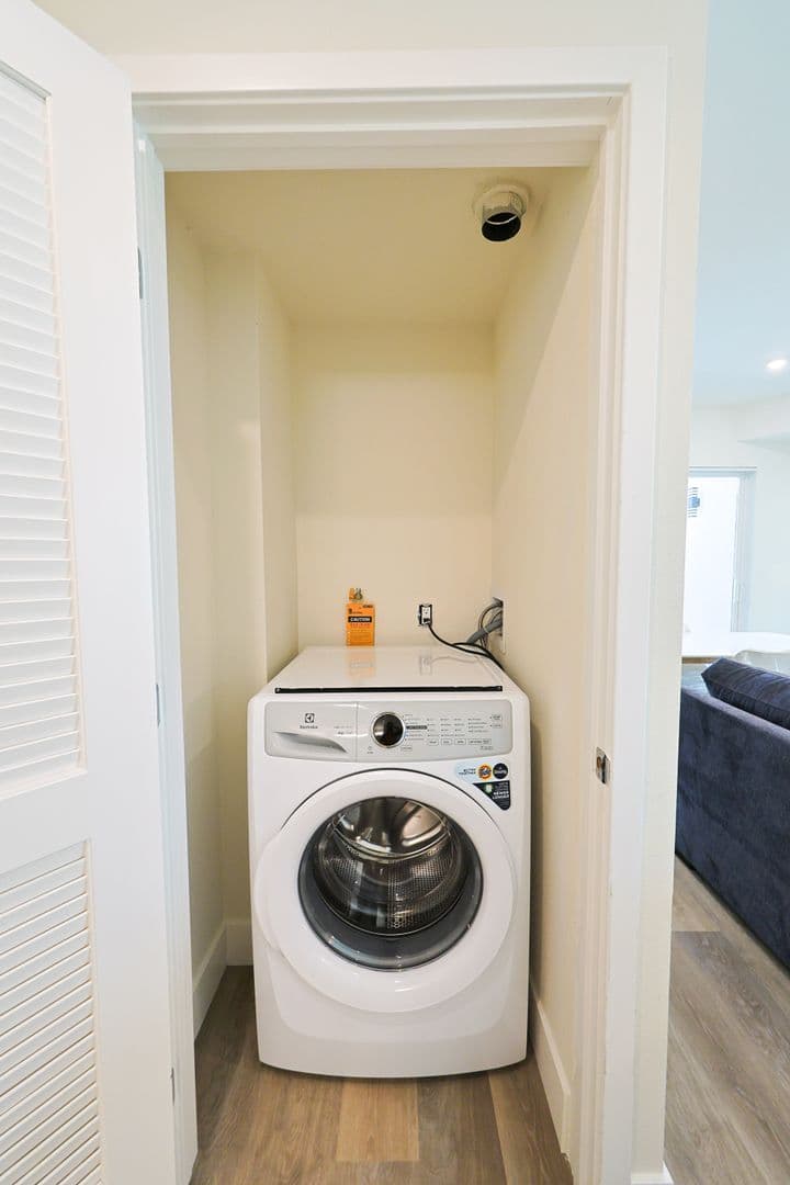 Los Angeles Apartment: 1317 W Jefferson Blvd