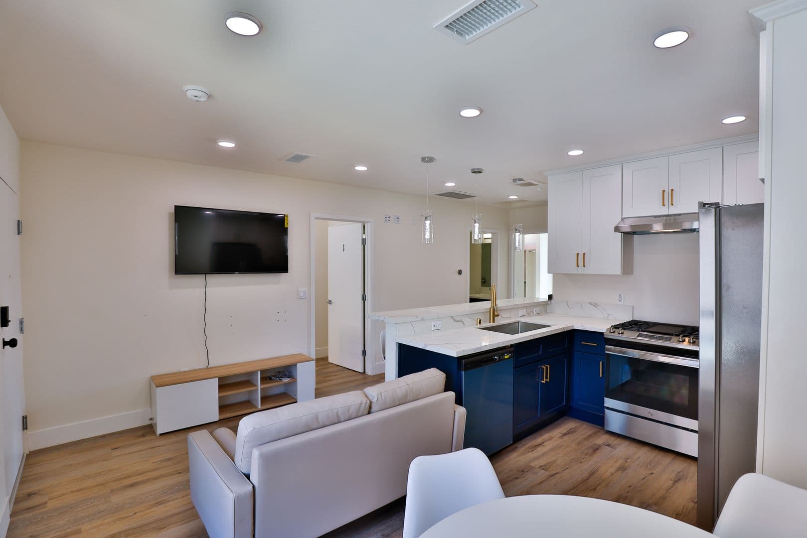 Los Angeles Apartment: 1118 W 37th Dr