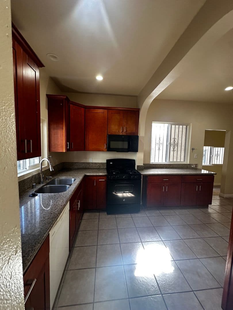 Los Angeles Apartment: 750 E 40th Pl