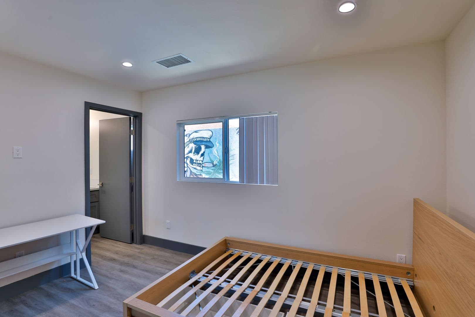 Los Angeles Apartment: 2811 Menlo Ave
