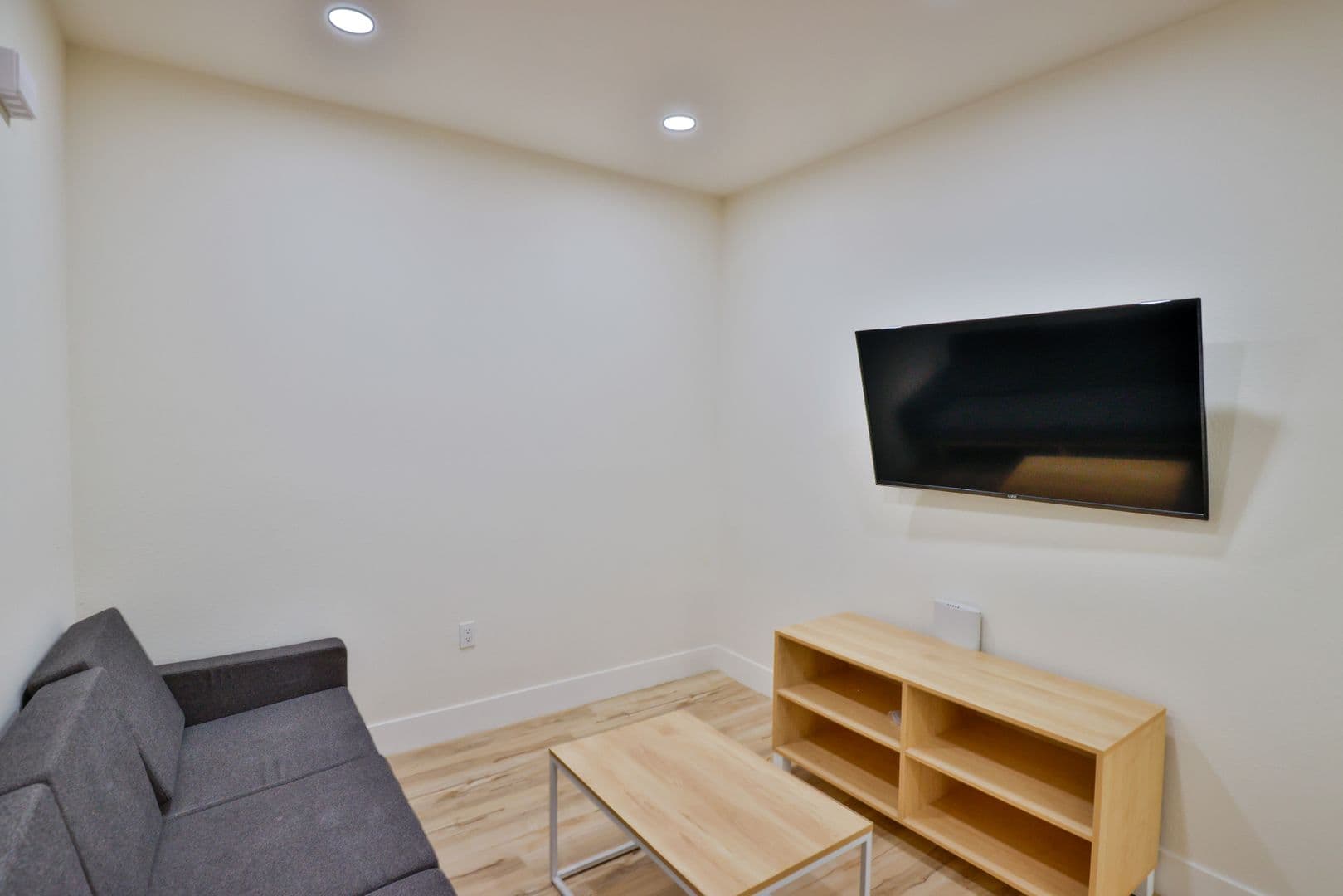 Los Angeles Apartment: 1421 W Adams Blvd