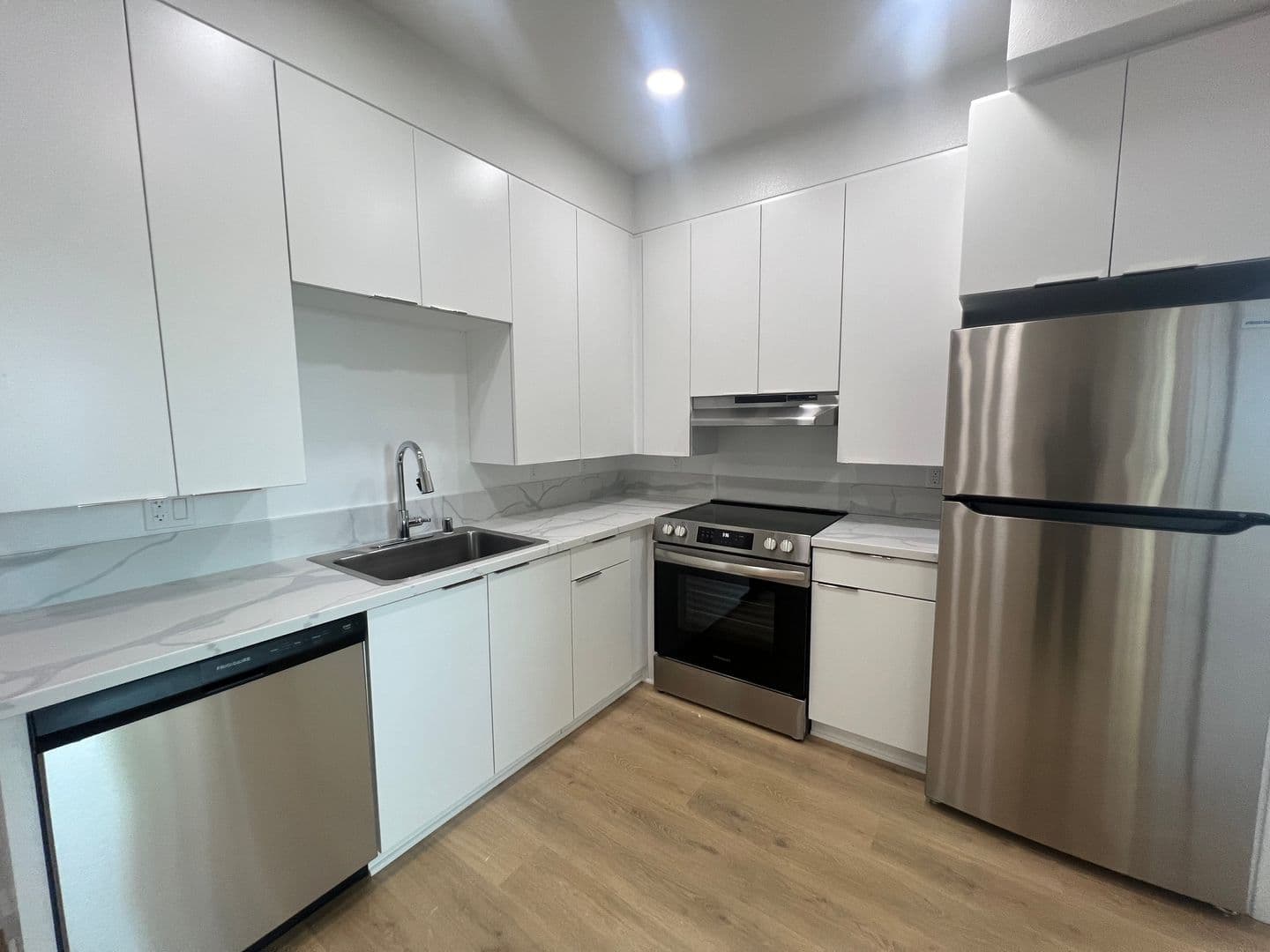Los Angeles Apartment: 2900 S Orange Dr