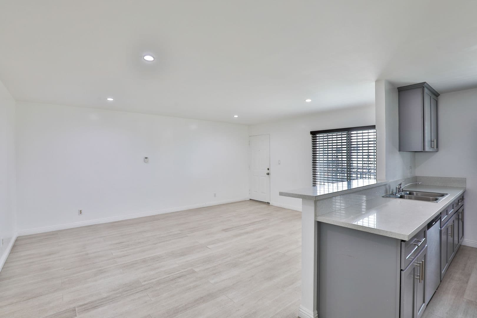 Los Angeles Apartment: 1881 Jefferson Blvd