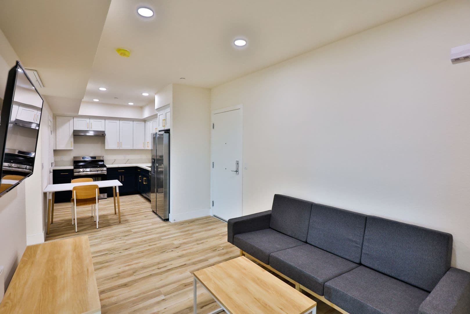 Los Angeles Apartment: 1421 W Adams Blvd