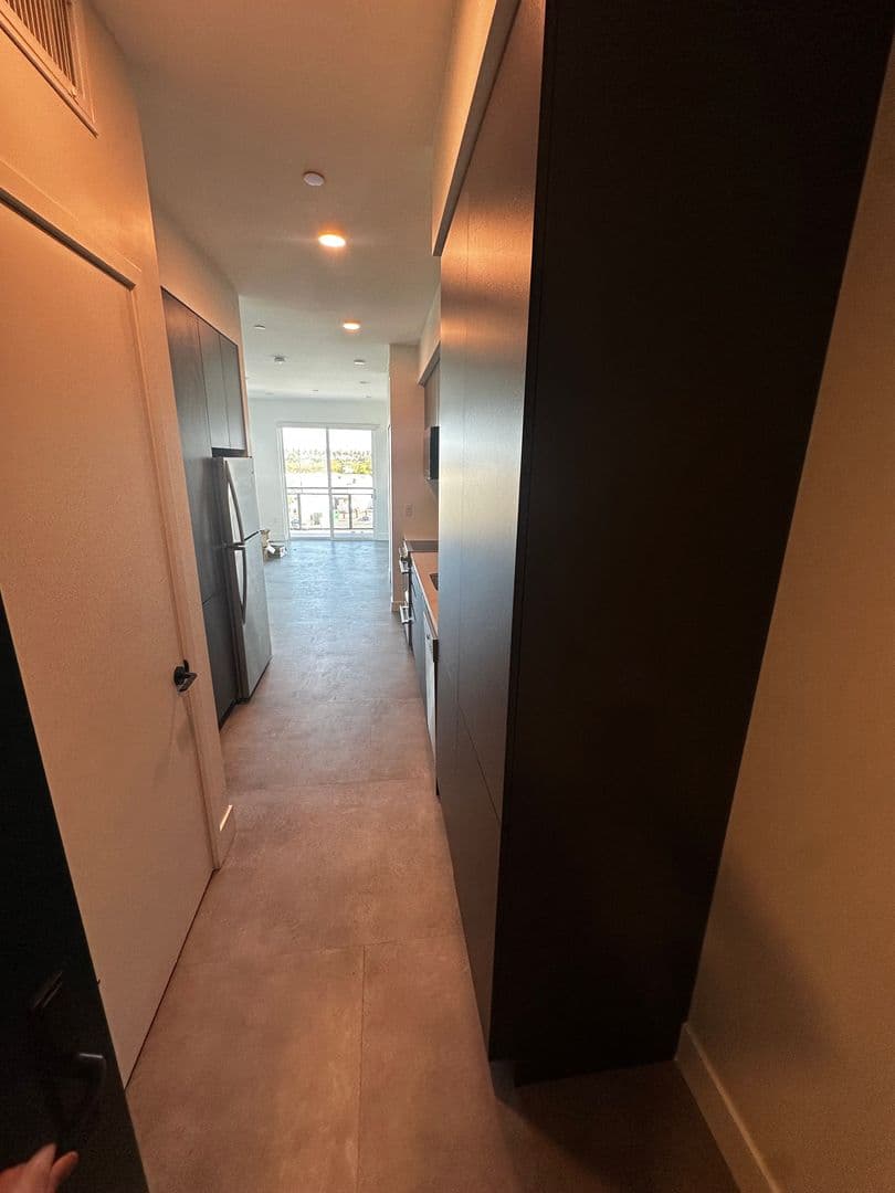 Los Angeles Apartment: 3450 W 43rd St