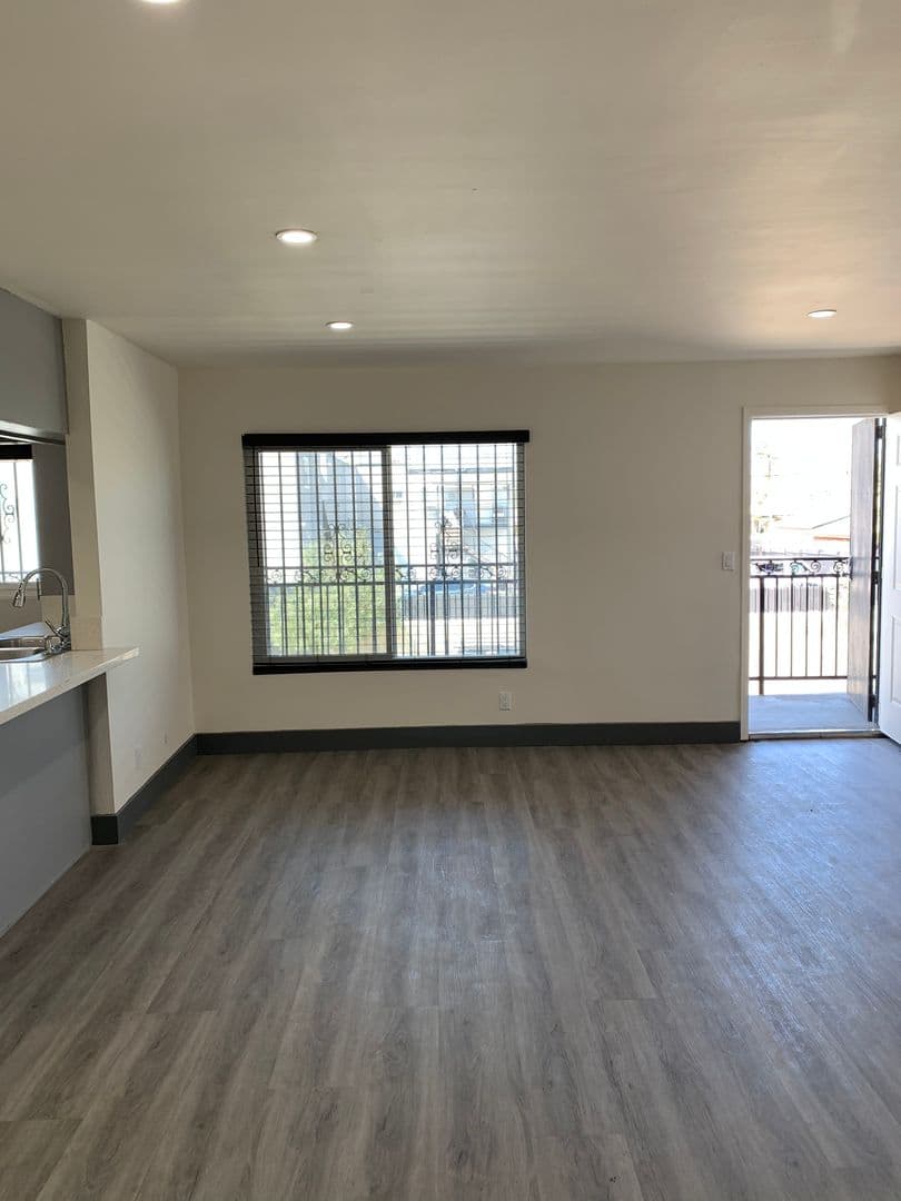 Los Angeles Apartment: 1881 Jefferson Blvd