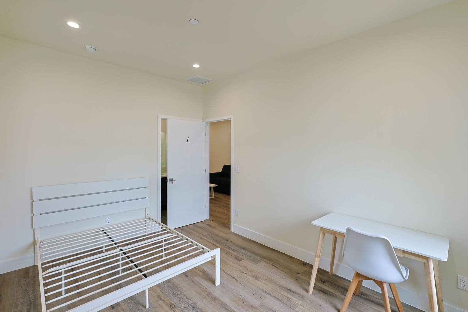 Los Angeles Apartment: 1422 W 29th St