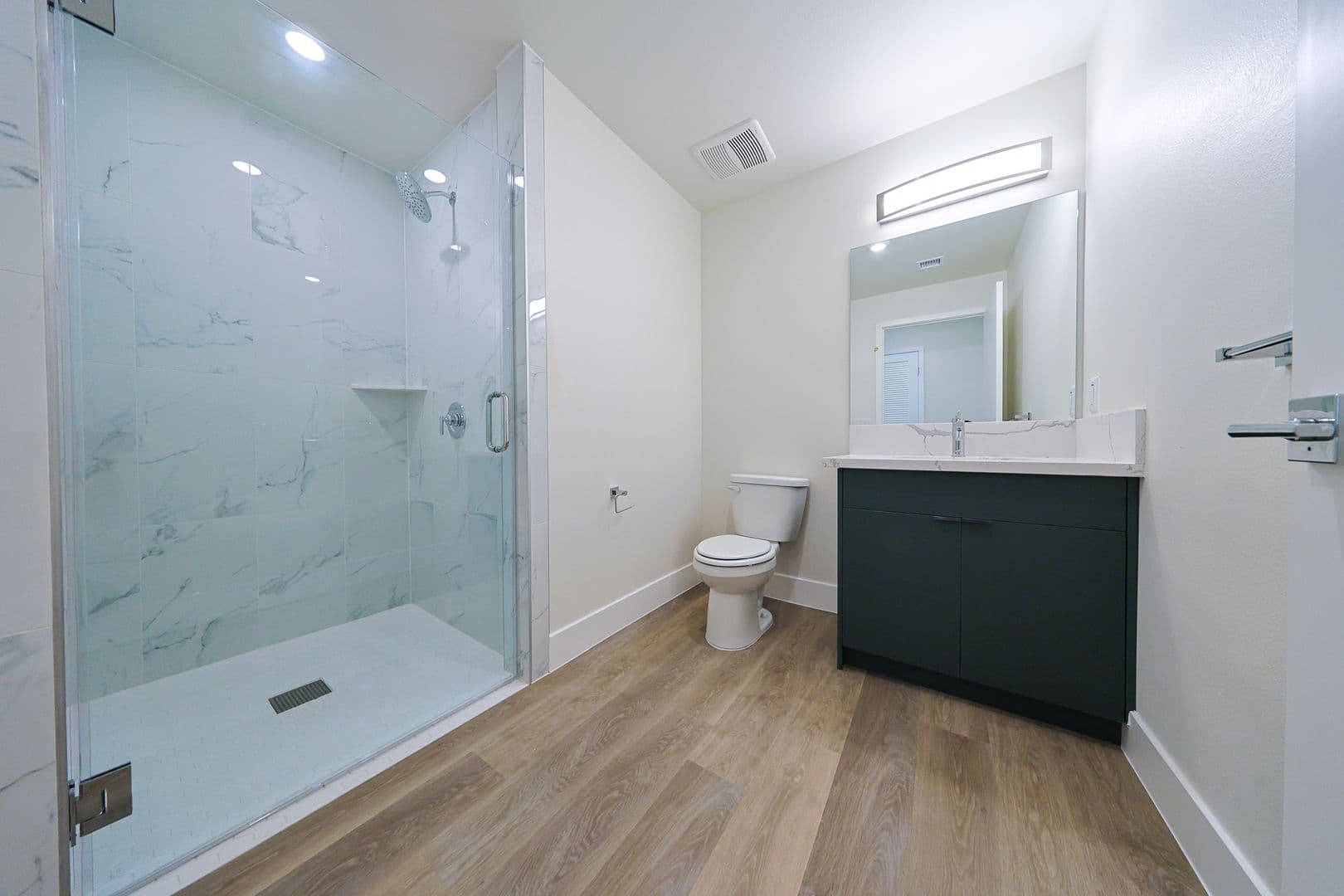 Los Angeles Apartment: 1317 W Jefferson Blvd