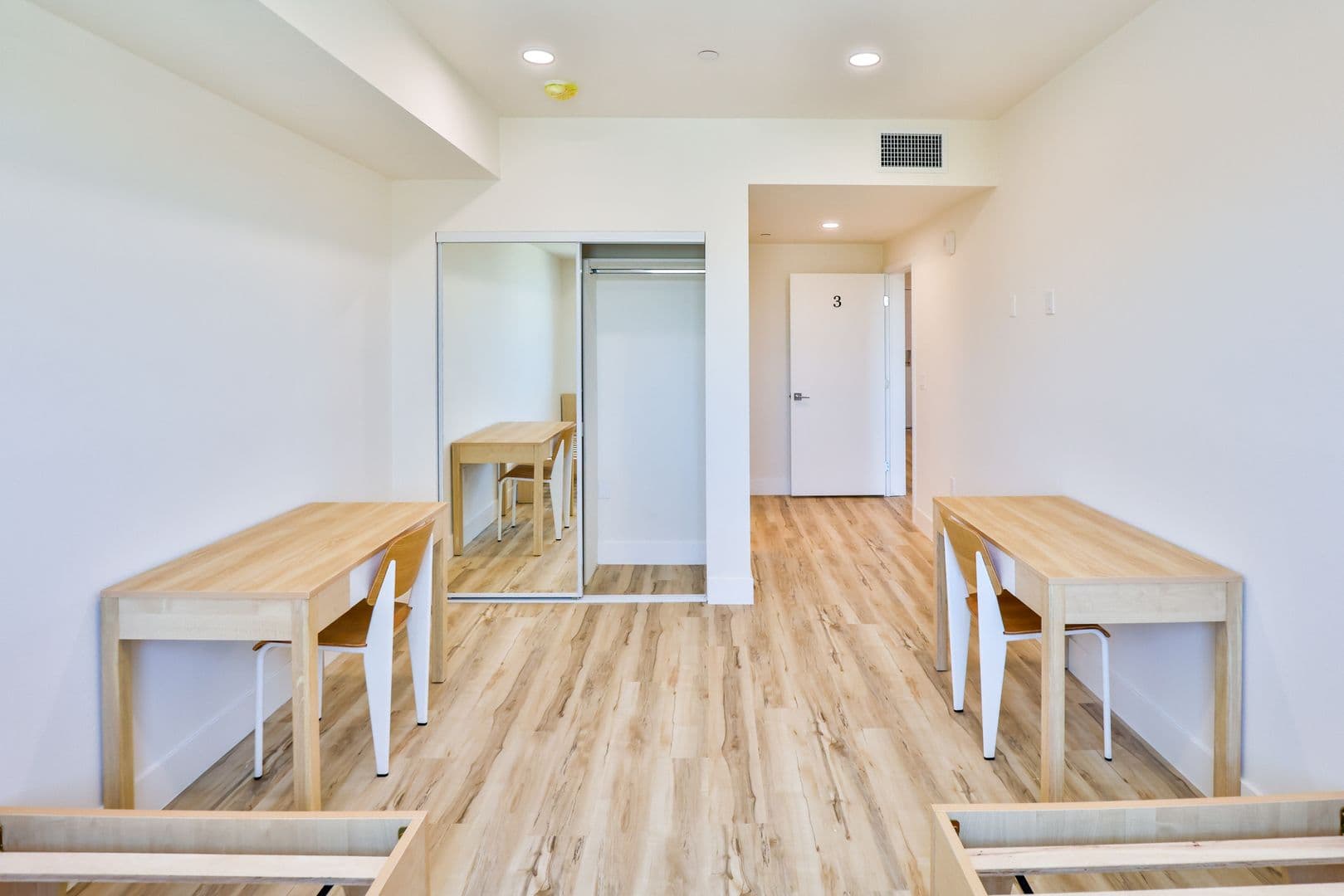 Los Angeles Apartment: 1421 W Adams Blvd