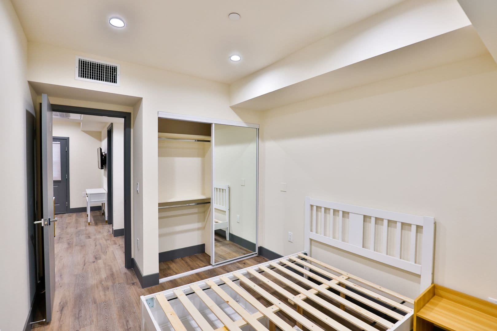 Los Angeles Apartment: 1180 W 37th Pl