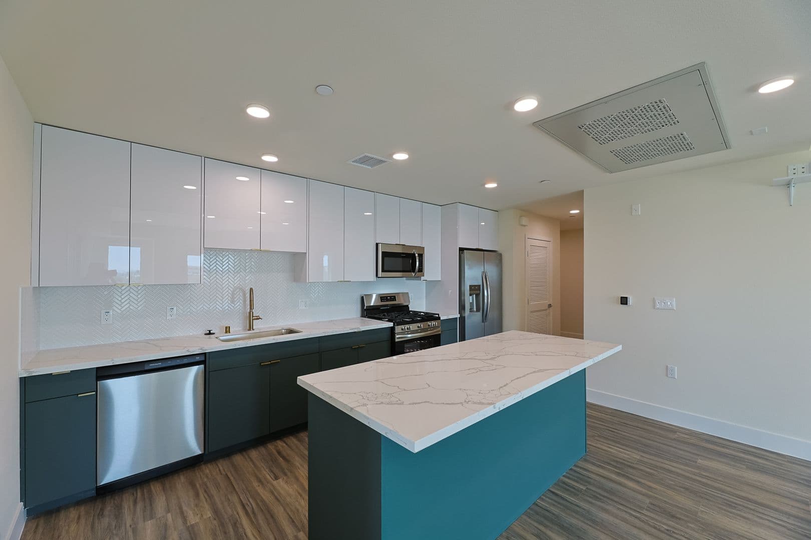 Los Angeles Apartment: 1037 Dewey Ave