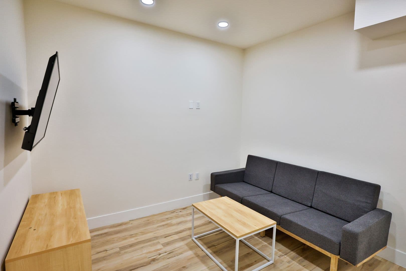 Los Angeles Apartment: 1421 W Adams Blvd