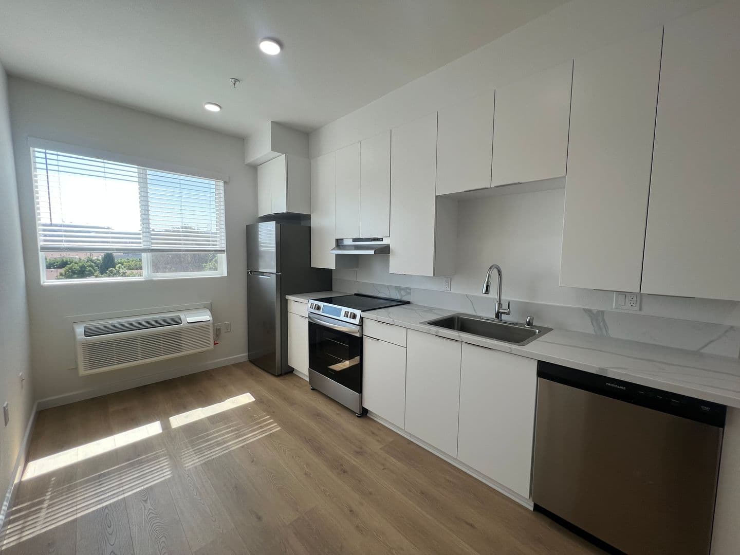 Los Angeles Apartment: 2900 S Orange Dr