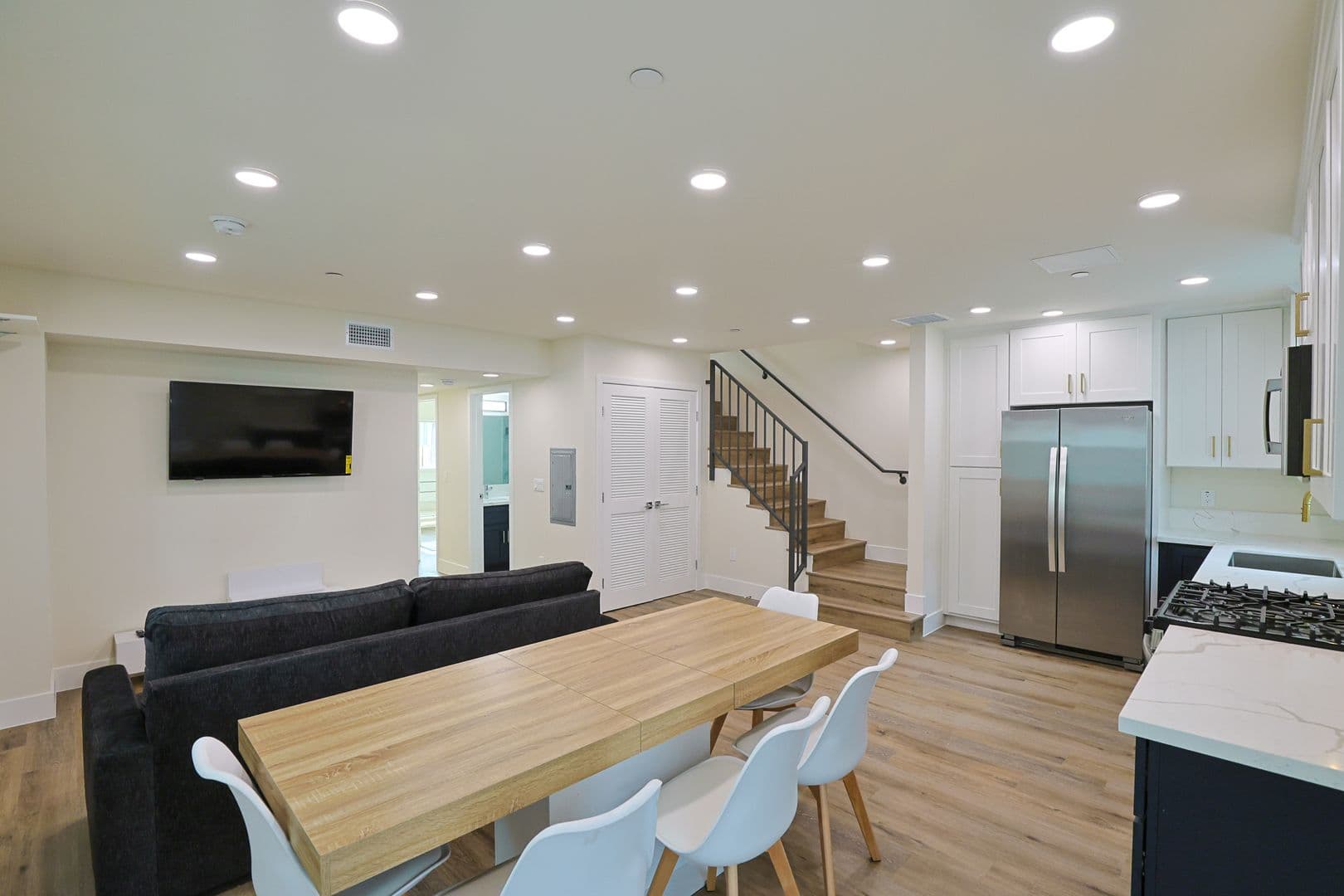 Los Angeles Apartment: 1422 W 29th St