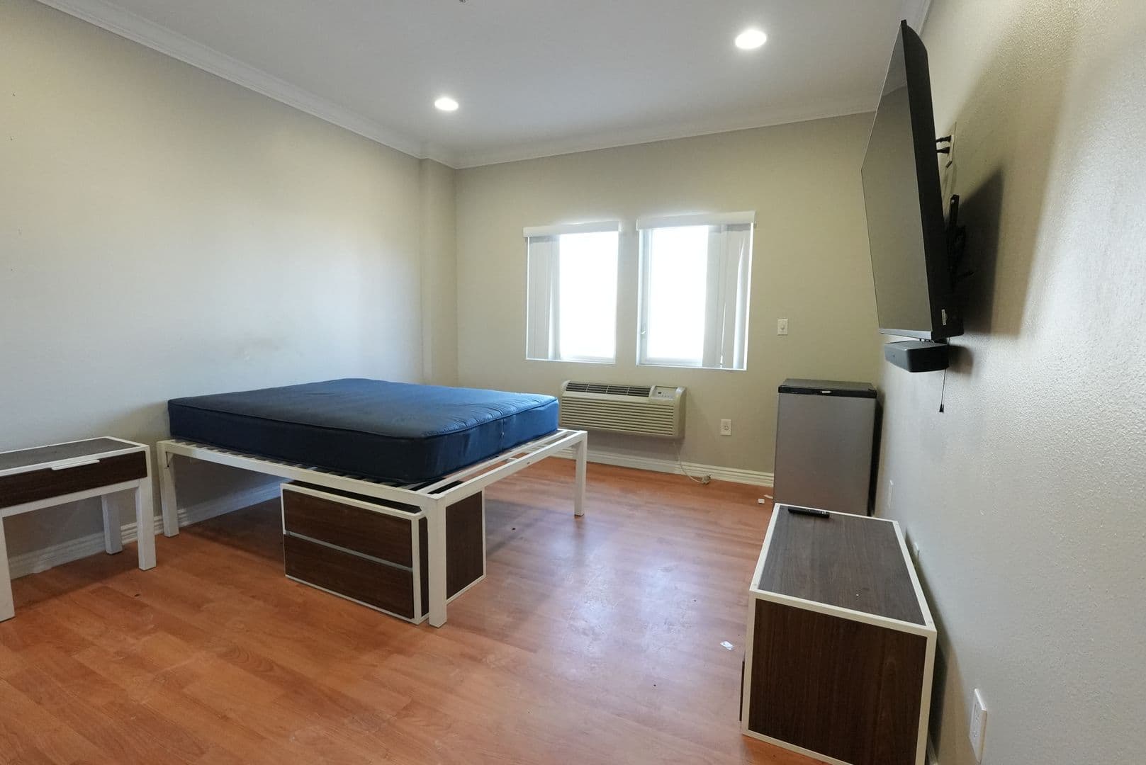 Los Angeles Apartment: 668 W 28th St