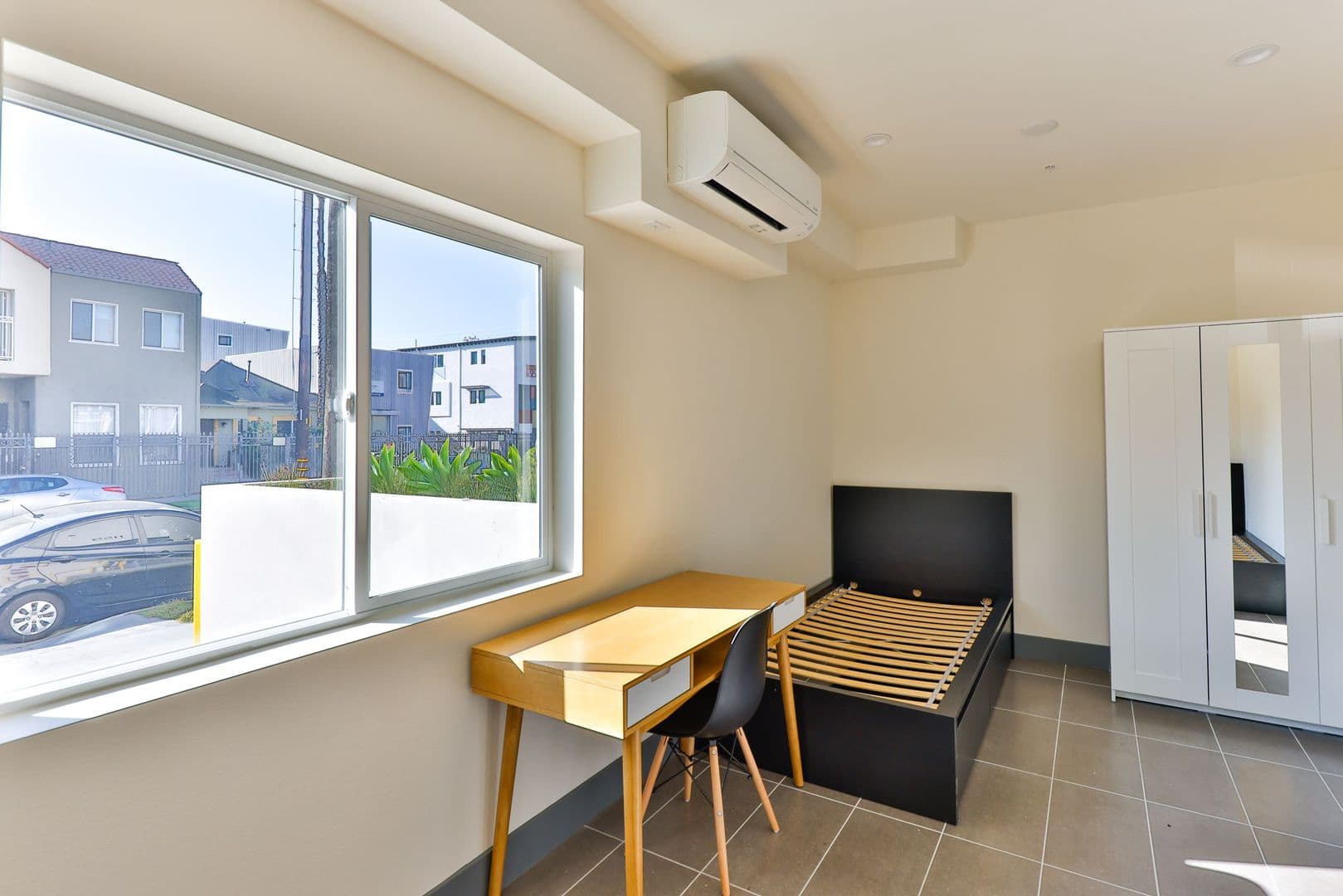 Los Angeles Apartment: 1155 W 36th Pl