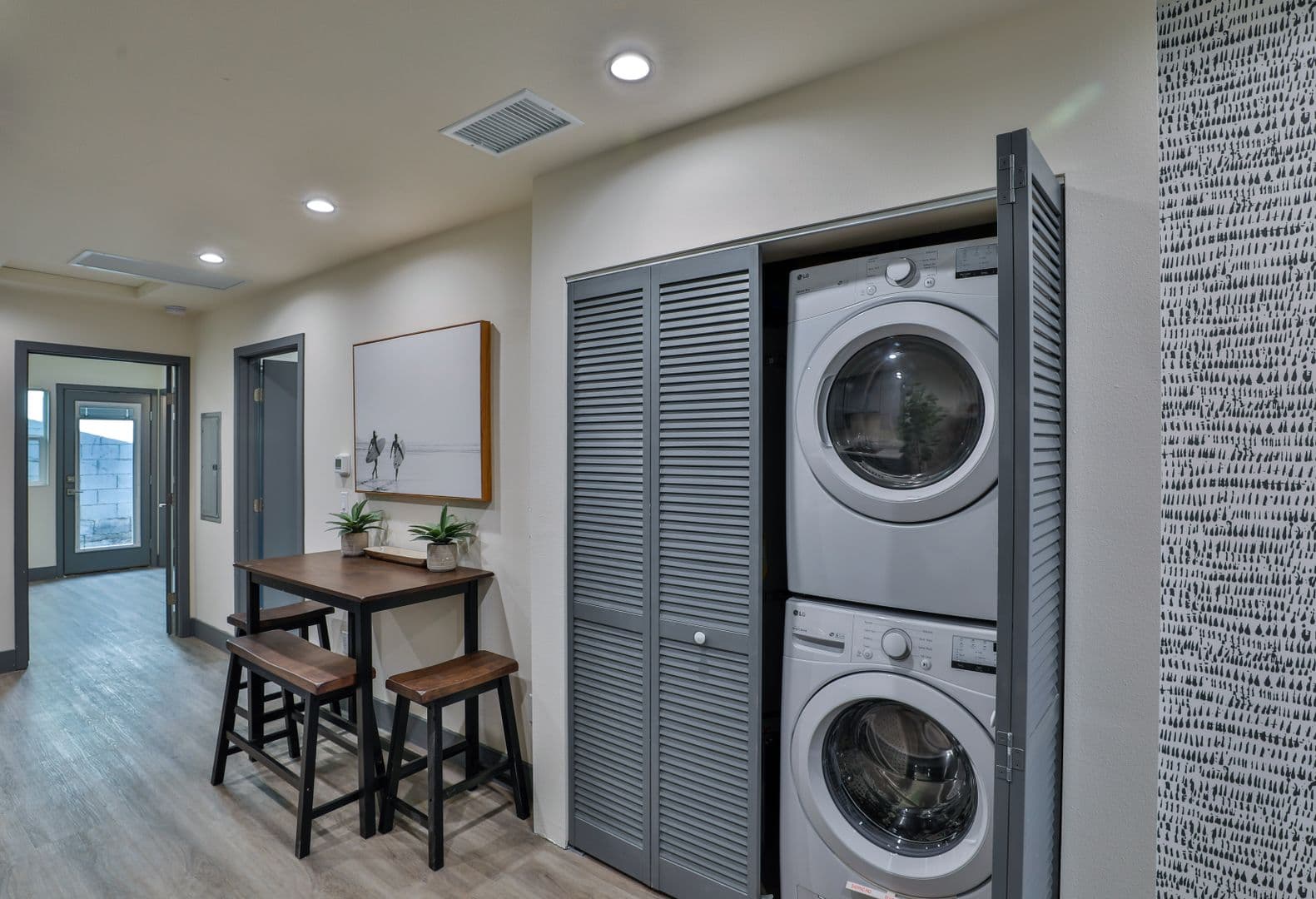 Los Angeles Apartment: 2811 Menlo Ave