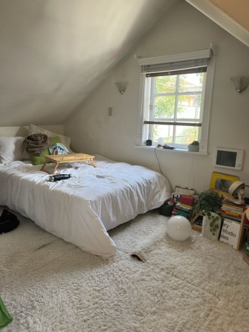 Los Angeles Apartment: 2712 Menlo Ave