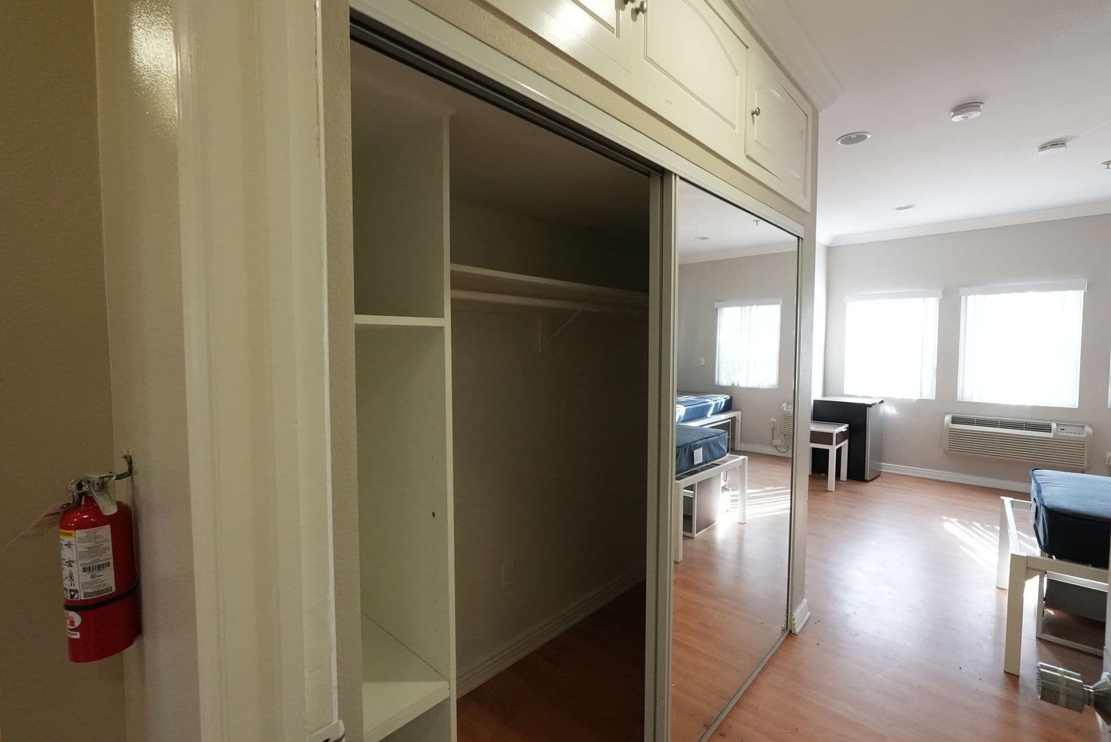 Los Angeles Apartment: 668 W 28th St