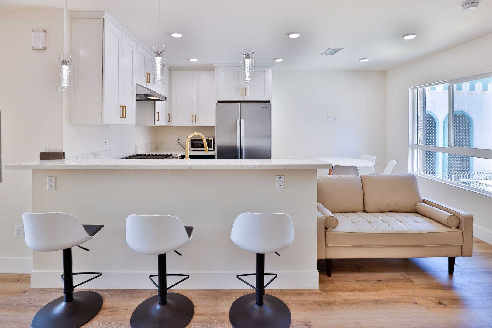 Los Angeles Apartment: 1118 W 37th Dr