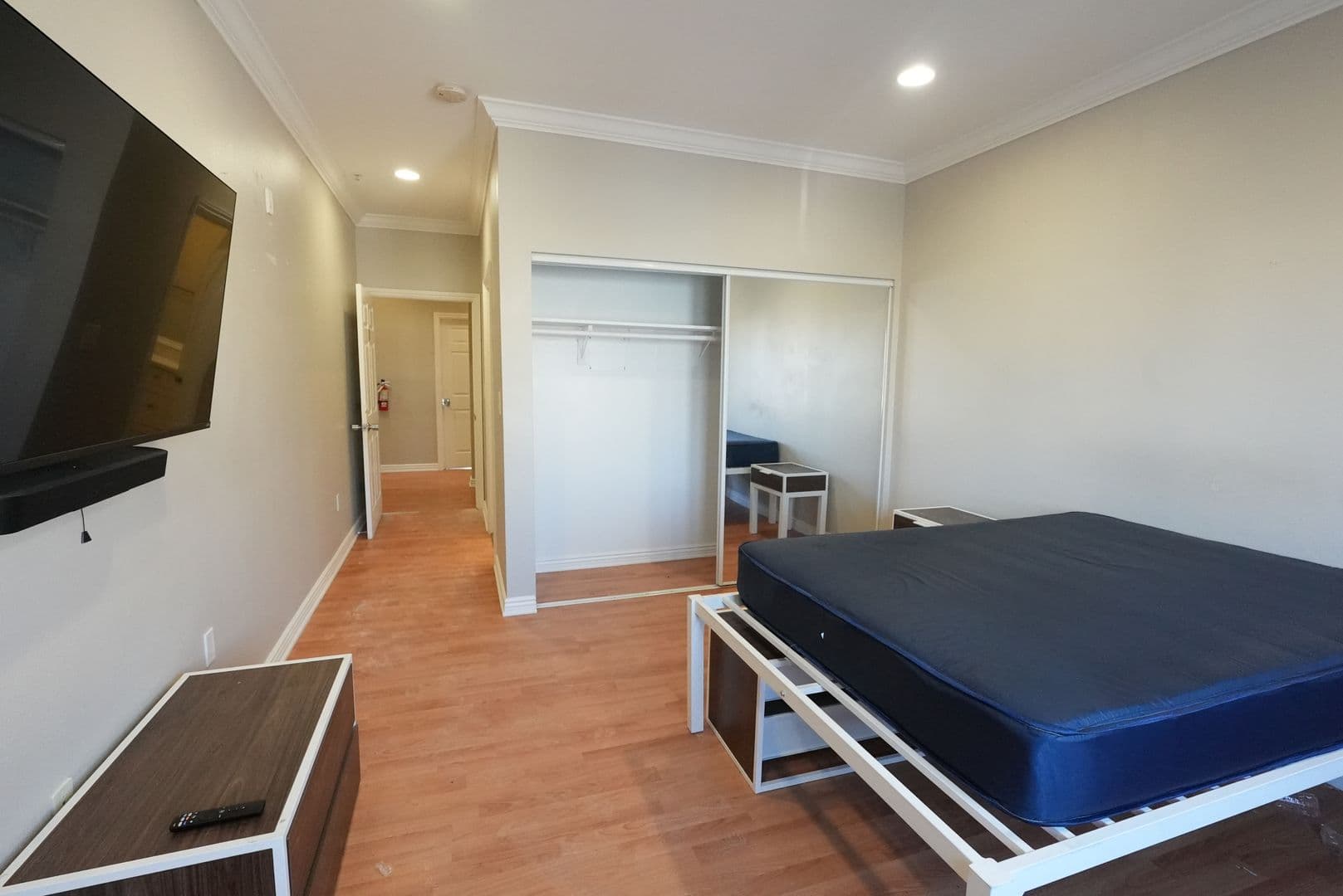 Los Angeles Apartment: 668 W 28th St