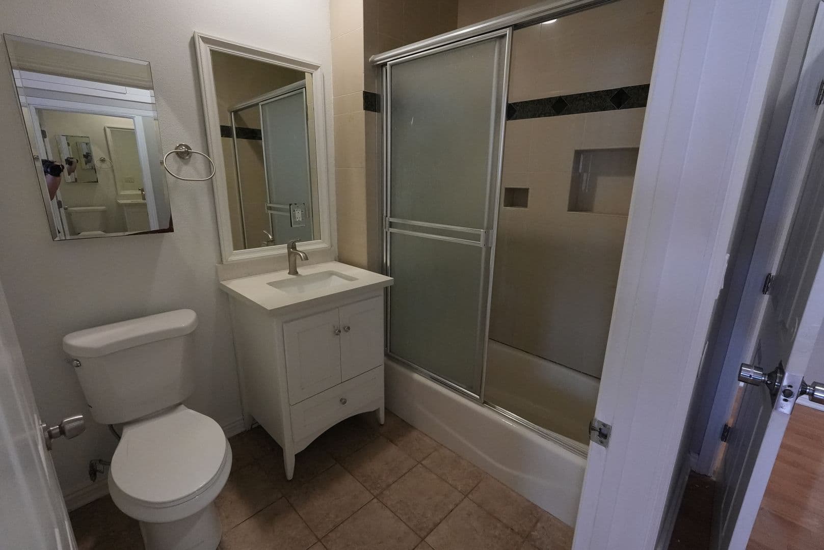 Los Angeles Apartment: 668 W 28th St