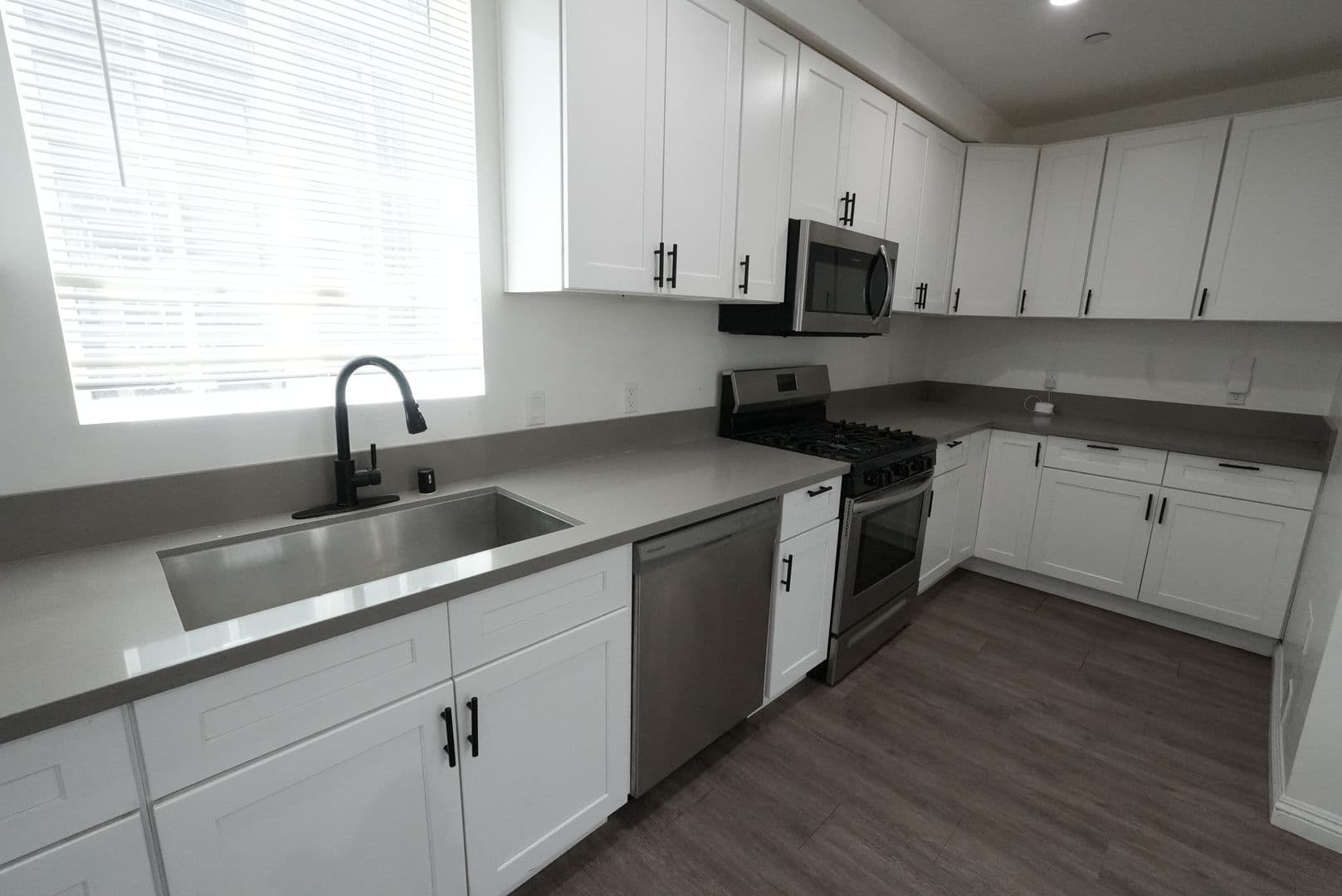 Los Angeles Apartment: 668 W 28th St