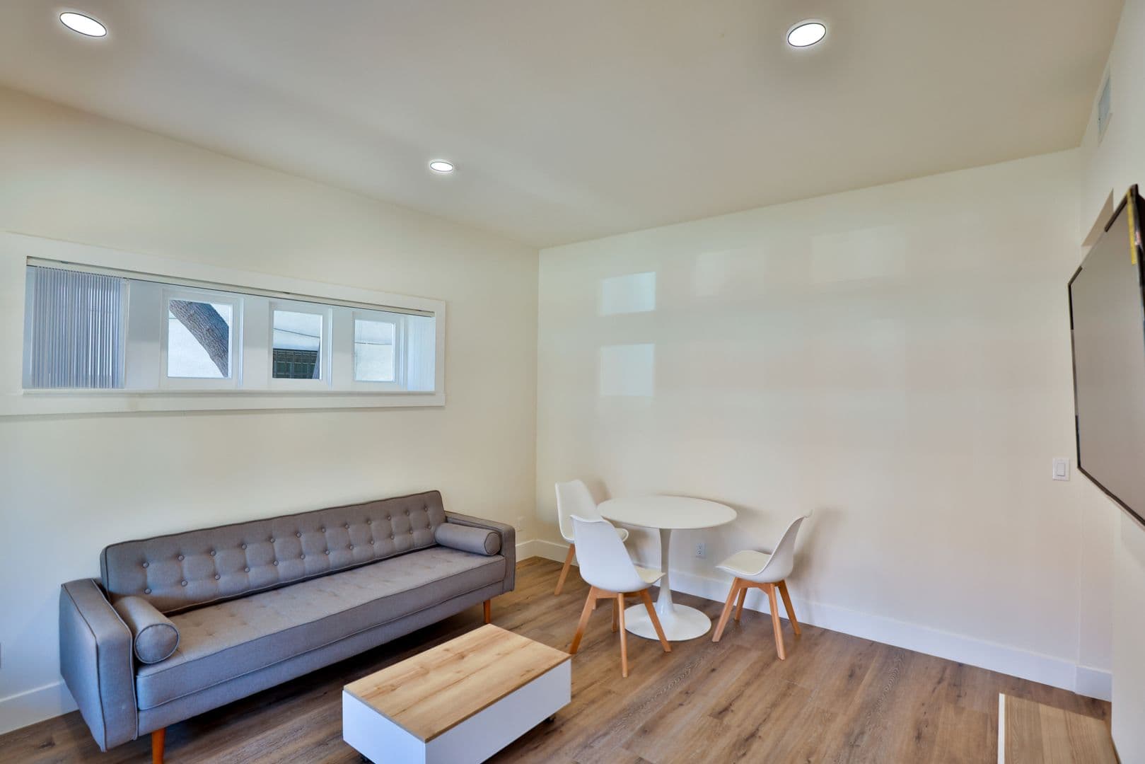 Los Angeles Apartment: 1426 W 27th St