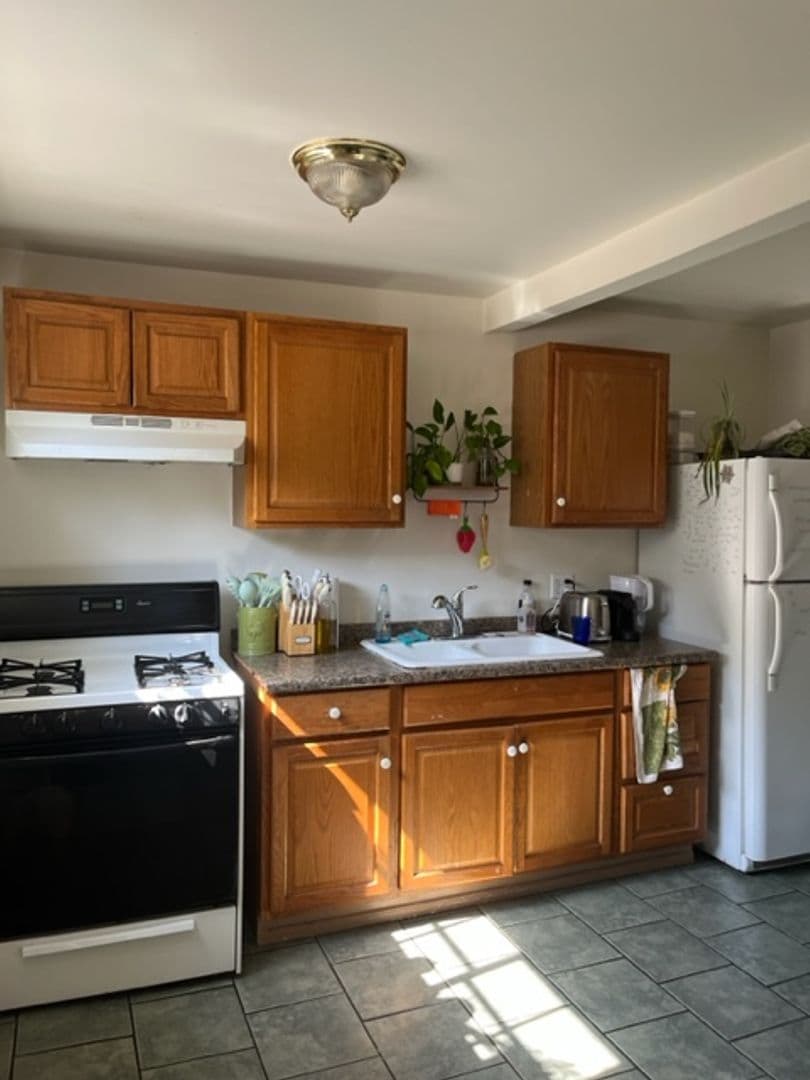 Los Angeles Apartment: 2712 Menlo Ave