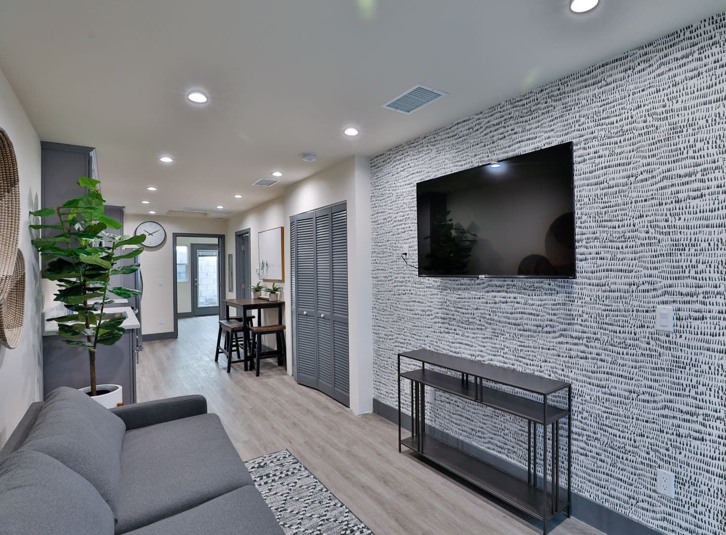 Los Angeles Apartment: 2811 Menlo Ave