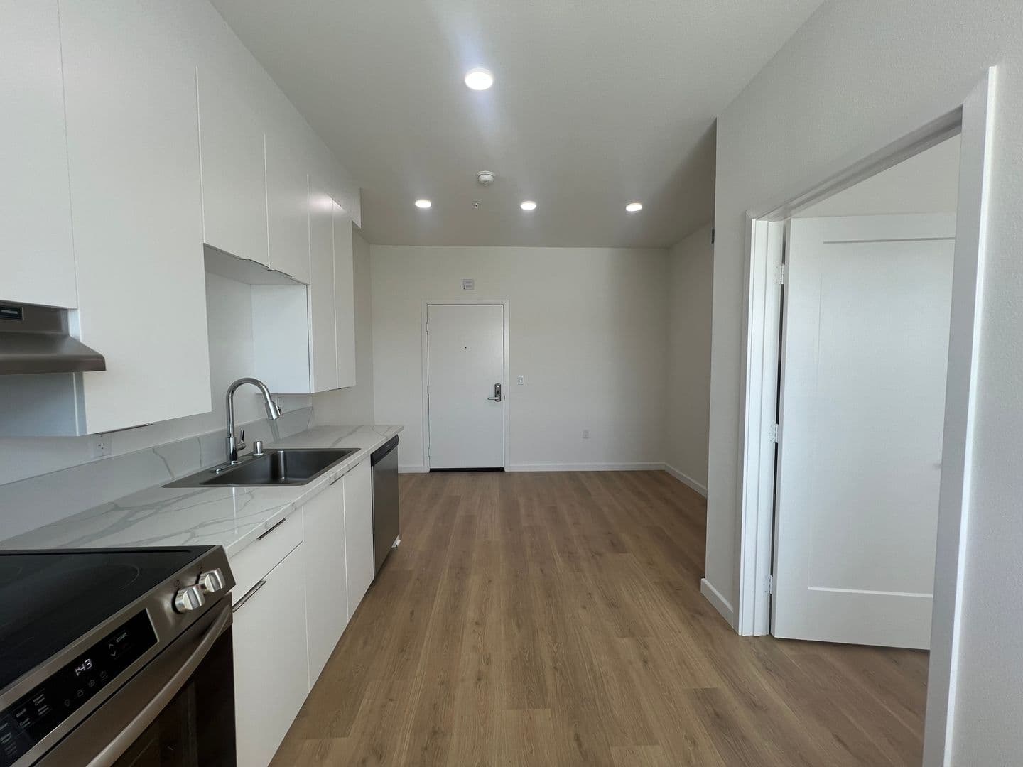 Los Angeles Apartment: 2900 S Orange Dr