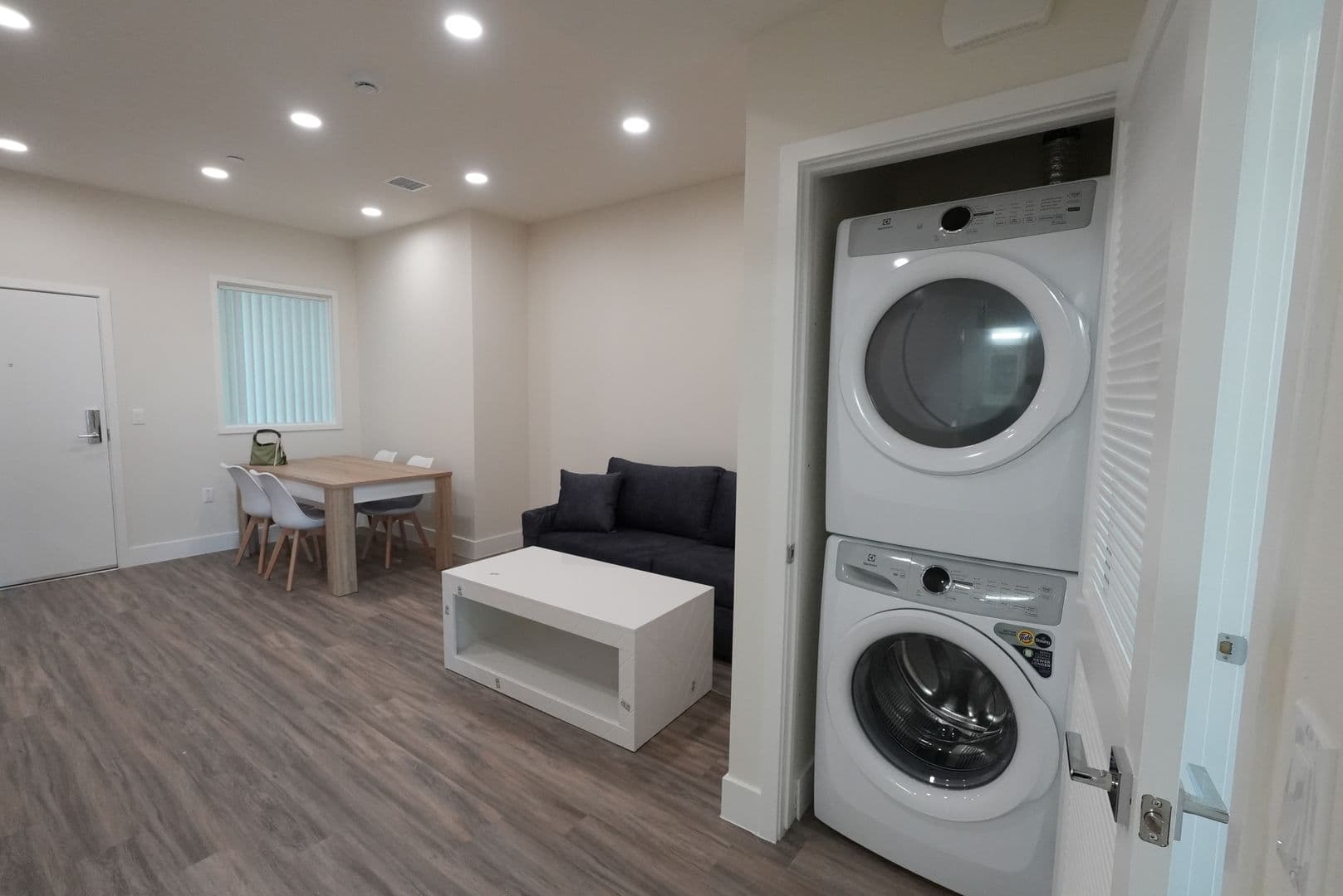 Los Angeles Apartment: 1192 W 35th St