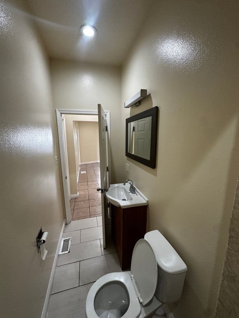 Los Angeles Apartment: 750 E 40th Pl