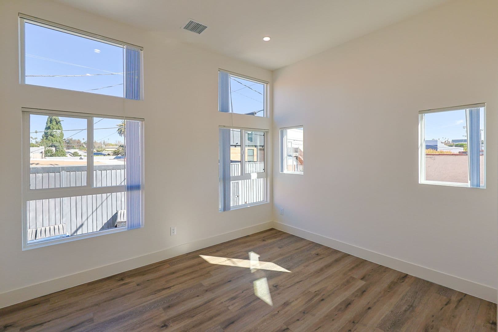 Los Angeles Apartment: 2616 Wellington Rd
