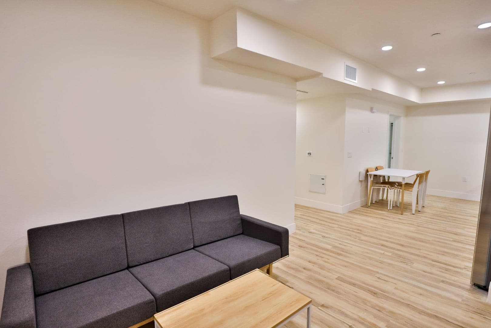 Los Angeles Apartment: 1421 W Adams Blvd